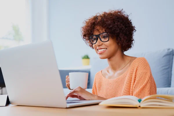 Vrouw op zoek naar laptop scherm — Stockfoto