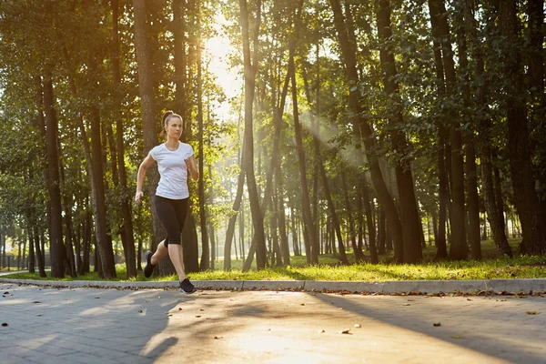 Молодая женщина бежит — стоковое фото