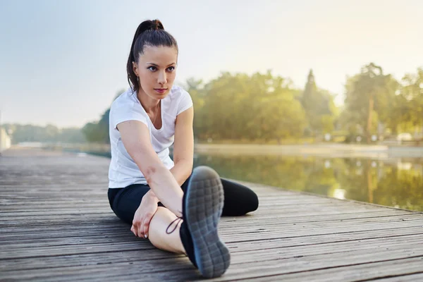 Mujer joven estirándose — Foto de Stock