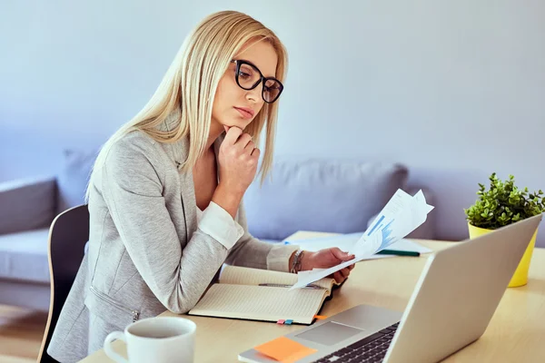 Woman working from home office — Stock Photo, Image