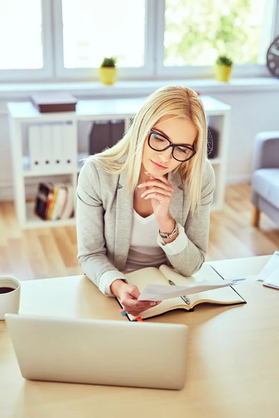 Vrouw die met documenten werkt — Stockfoto