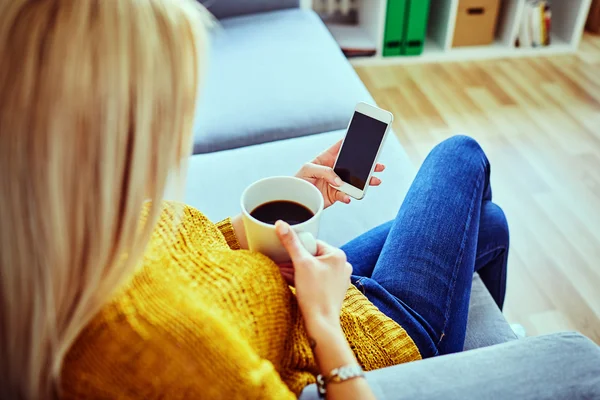 Žena sedí s mobilním telefonem — Stock fotografie