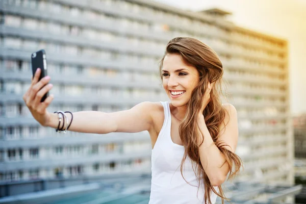 Mujer tomando foto selfie — Foto de Stock