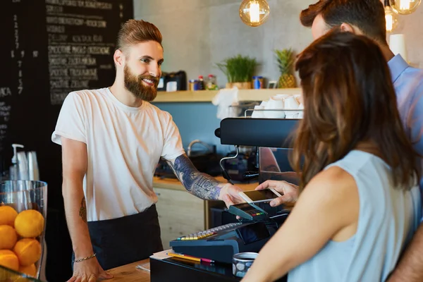 Paar betalen in de coffeeshop — Stockfoto