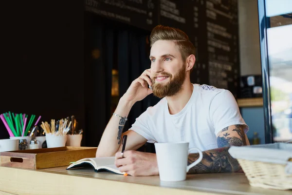 Coffee shop eigenaar praten — Stockfoto