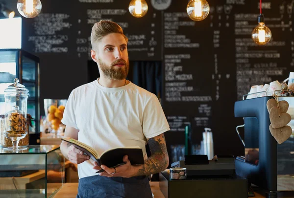 Proprietario in piedi con notebook — Foto Stock