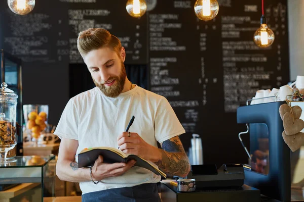 Barista taking notes — Stock Photo, Image