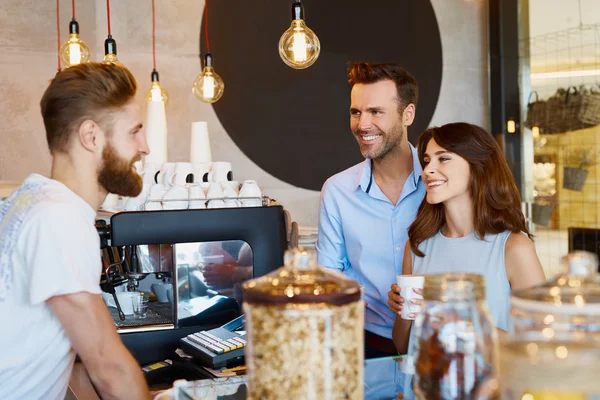 Casal conversando com barista — Fotografia de Stock