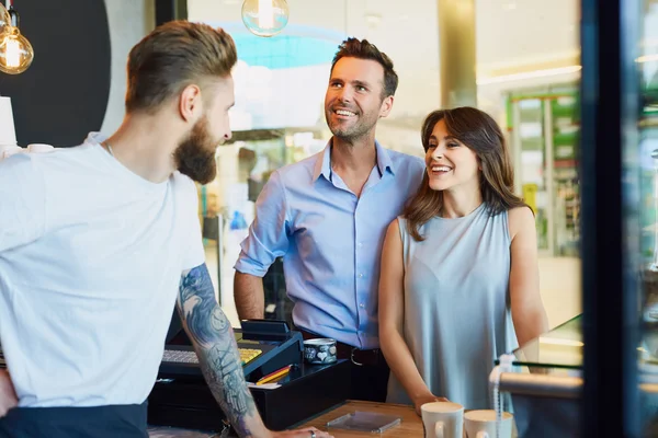 Paret köper kaffe — Stockfoto