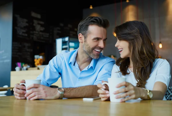 Pareja mirándose entre sí — Foto de Stock