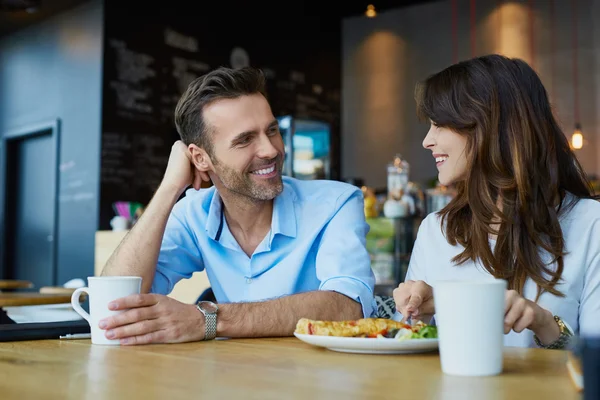 Pareja hablando en la cafetería —  Fotos de Stock