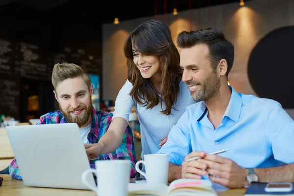 Personas que trabajan con computadora portátil — Foto de Stock