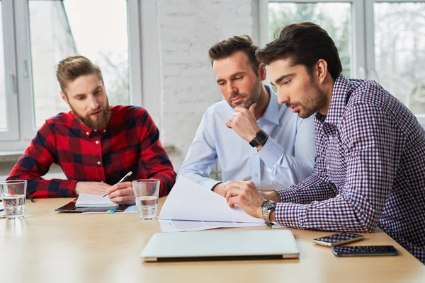 Drie businesss mensen die werken — Stockfoto