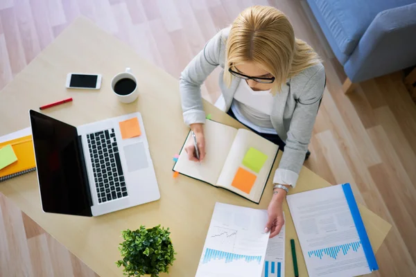 Young woman working — Stock Photo, Image