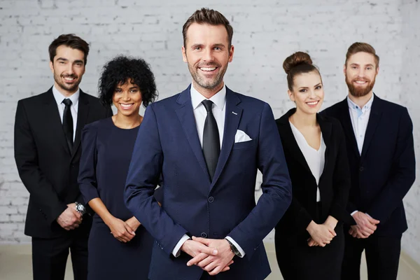 Oameni de afaceri în picioare ca o echipă — Fotografie, imagine de stoc