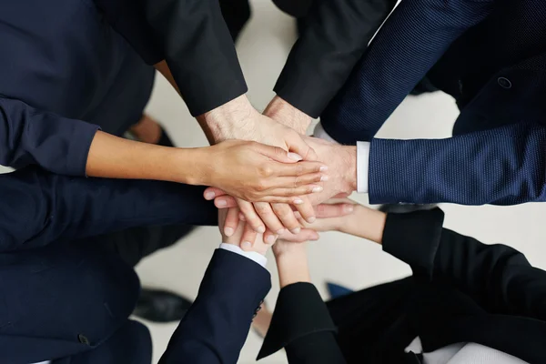 Empresarios poniendo sus manos juntas — Foto de Stock