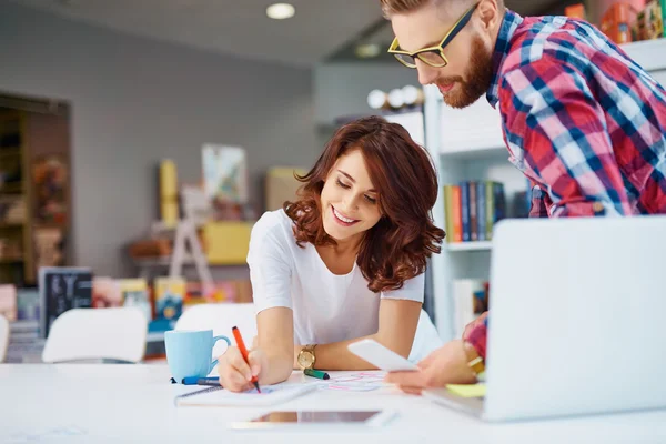 Designer arbeiten an neuem Projekt lizenzfreie Stockfotos