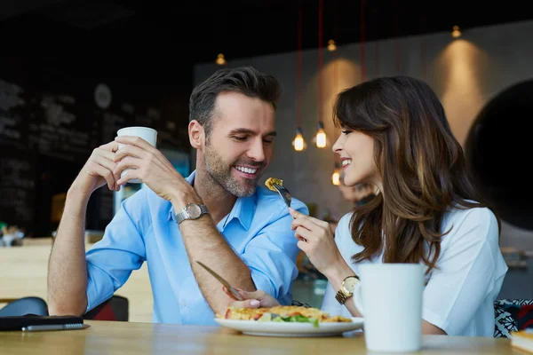 Casal no restaurante almoçar Fotos De Bancos De Imagens