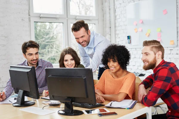 Geschäftsleute arbeiten mit Computern lizenzfreie Stockfotos