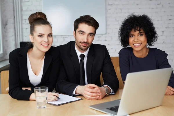 Affärsmän sittande i ämbetet — Stockfoto