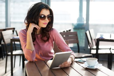 Kadın onun tablet üzerinde sörf