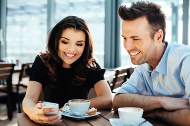 Çift bir smartphone cep telefonu ile fotoğraf tarama