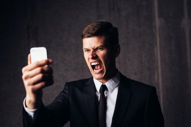 Akıllı telefona bakan bir iş adamı