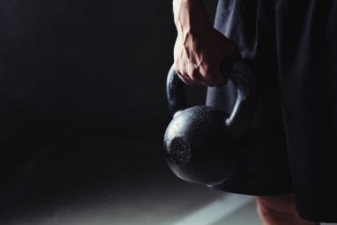 Bir kettlebell tutan el