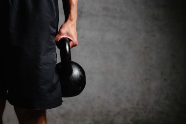 Kas kol bir kettlebell holding