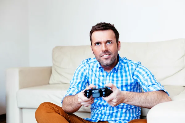 Человек, играющий в видеоигру — стоковое фото