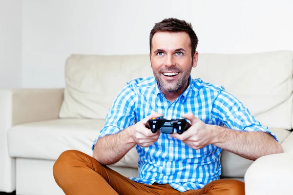 Homem jogando um jogo de vídeo — Fotografia de Stock