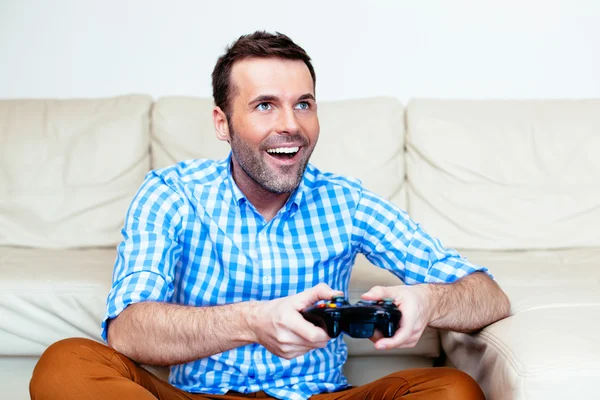 Hombre jugando un videojuego — Foto de Stock