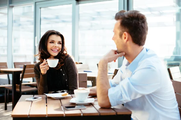 Empresários desfrutando de um café juntos — Fotografia de Stock