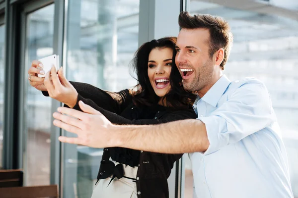 Colegas tomando una selfie — Foto de Stock