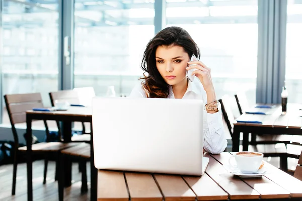 Kvinna pratar i telefon — Stockfoto