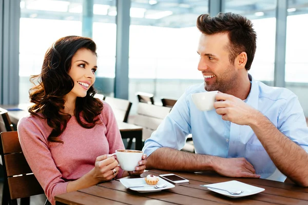 Proffs chattar under en kaffepaus — Stockfoto