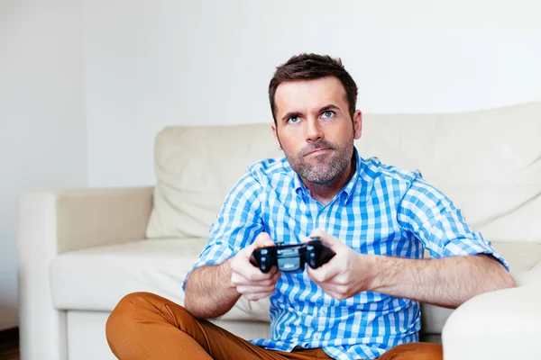 Человек, играющий в видеоигру — стоковое фото