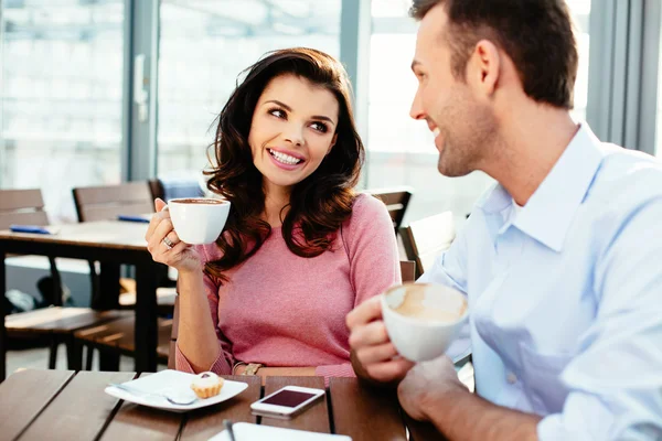 Profissionais conversando durante uma pausa para café — Fotografia de Stock