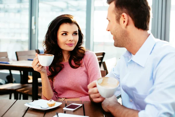Bir kahve molası sırasında sohbet uzmanları — Stok fotoğraf