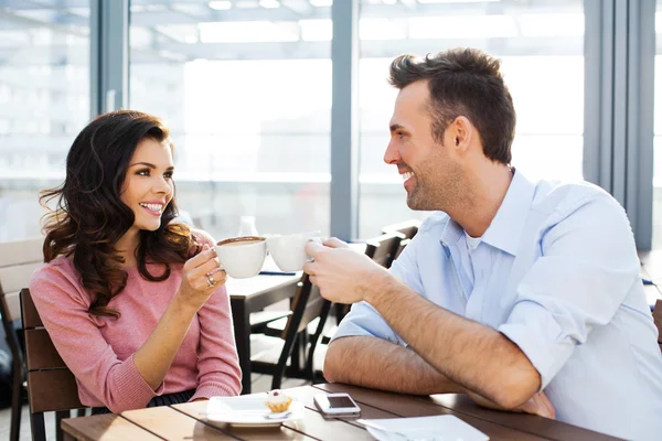 Jovem casal beber café — Fotografia de Stock