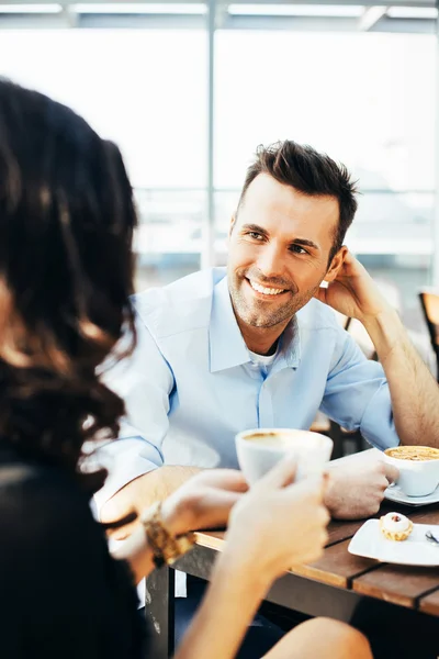 Proffs chattar under en kaffepaus — Stockfoto