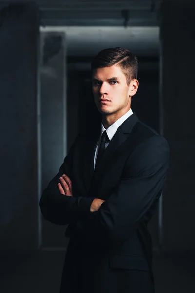 Businessman standing with folded arms — Stock Photo, Image