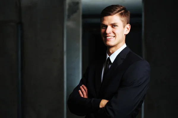 Businessman standing with folded arms — Stock Photo, Image