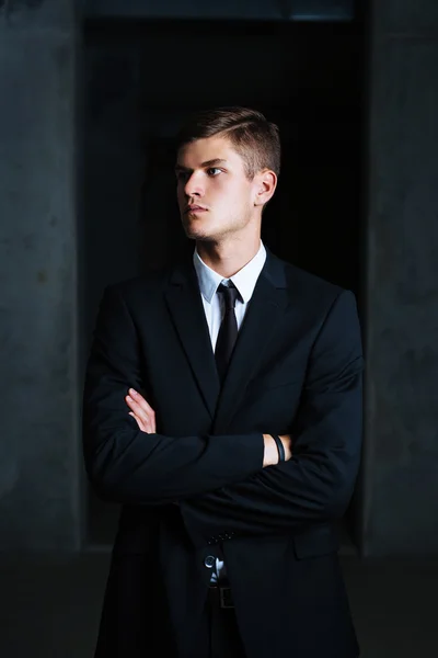 Businessman standing with arms folded — Stock Photo, Image