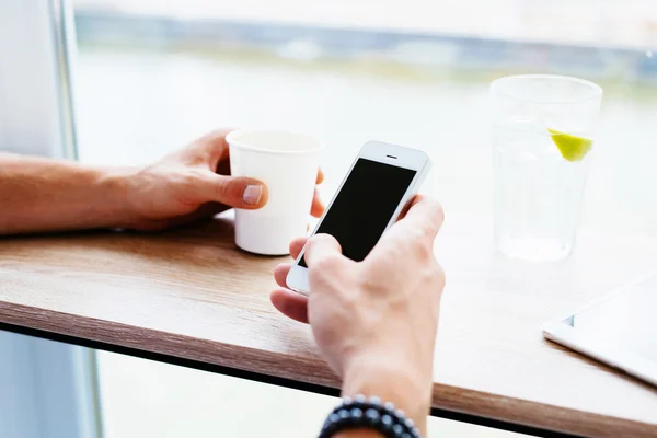 Mann schickt eine SMS — Stockfoto