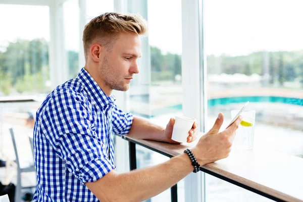 Mann surft mit Handy im Internet — Stockfoto