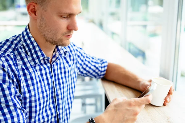 Mann benutzte sein Handy — Stockfoto