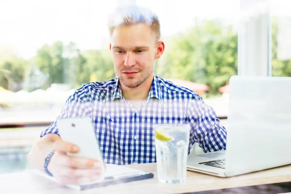 Homem mensagens de texto em seu smartphone — Fotografia de Stock