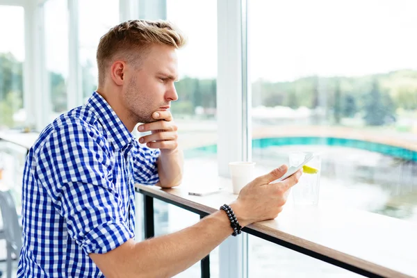 Hombre leyendo el mensaje en el teléfono celular — Foto de Stock