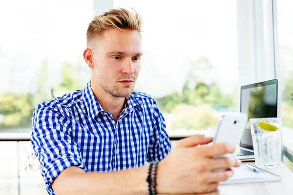 Hombre teniendo una videollamada — Foto de Stock